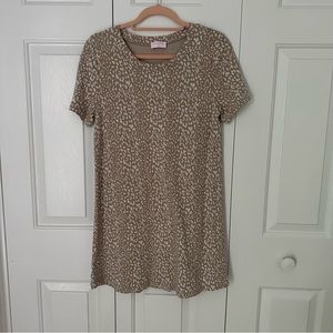 Pink Lily Print T-shirt Dress - Tan/Leopard (M). EUC!